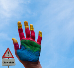 Regenbogenhand Schild Diversität 