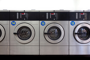 machines à laver dans une laverie automatique