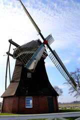 Die Pelder Windmühle ist eine Hockwindmühle. Windmühle, Mühlenstraße, Niedersachsen,...