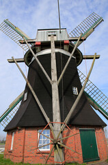 Die Pelder Windmühle ist eine Hockwindmühle. Windmühle, Mühlenstraße, Niedersachsen,...