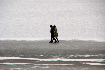Wattwanderer am Strand von Duhnen. Cuxhaven, Niedersachsen, Deutschland, Europa