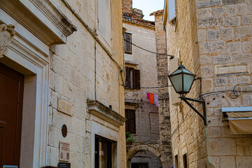 Detalle de callejuelas y arcos medievales con farola en esquina