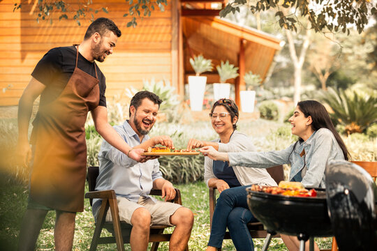 Churrasco em fam&iacute;lia ao ar livre