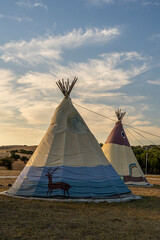india tipi en parque natural para disfrutar de buenas vistas y atardeceres