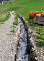 Waalwege dienen dem Wassertransport aus den Bergen zu den Obstplantagen. Waalweg, Südtirol, Schenna, Waal, Waalweg, Italien, Europa