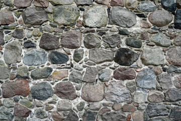 Steinmauer aus unregelmäßigen, runden Granitsteinen
