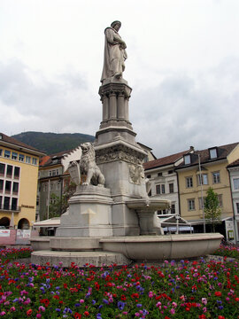 Denkmal für den Minnesänger  Walther von der Vogelweide in Bozen. Walther von der Vogelweide Denkmal, Bozen, Südtirol, Italien, Deutschland, Europa 