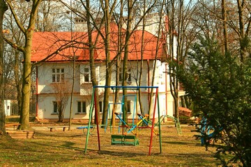 Fototapeta na wymiar Tyniowice, Szkoła, Budynek, Zabytek, Architektura