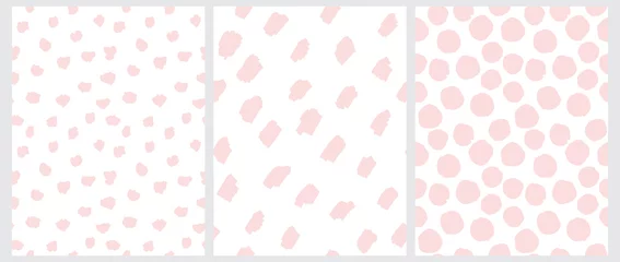 Foto op Plexiglas Meisjeskamer Leuke pastel kleur geometrische naadloze vector patronen. Licht roze hand getekende polka dots en vlekken op een witte achtergrond. Mooie infantiele onregelmatige Doodle Print.