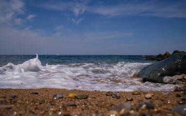 Obraz premium waves crashing on the beach