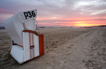 Wschód słońca na wybrzeżu Morza Bałtyckiego,kosz plażowy,plaża,Kołobrzeg,Polska. - obrazy, fototapety, plakaty