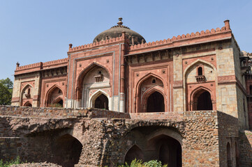Fototapeta premium A mesmerizing view of architecture of main tomb at old fort from side lawn.