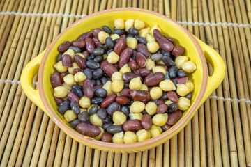 mélange d'haricots rouges, noires et pois chiches