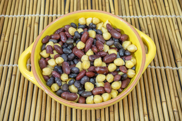 mélange d'haricots rouges, noires et pois chiches