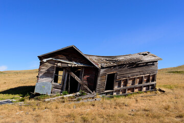 abandoned prairie farmhouse  landscape
