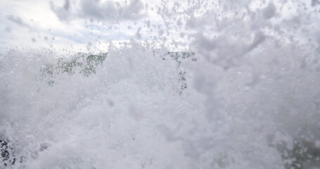 Obraz premium Wave in the sea with splashing water.