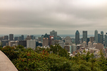Naklejka premium Montreal skyline view from the popular Mont Royal Lookout