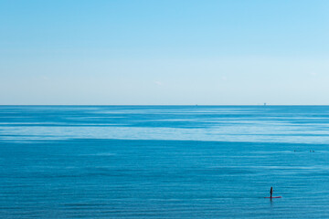 Veduta minimalista del mare Adriatico che si incontra all'orizzonte con il cielo blu