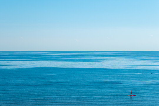 Veduta minimalista del mare Adriatico che si incontra all'orizzonte con il cielo blu