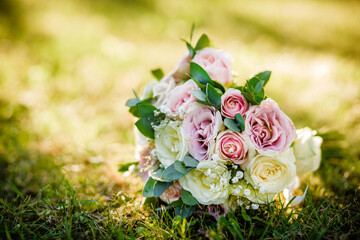 Obraz na płótnie Canvas Beautiful wedding bouquet on the ground . Fresh roses bouquet