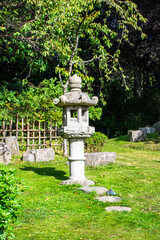 Obraz premium Photo of a fountain in Japanese style surrounded by nature in Holland Park, London, during a sunny day