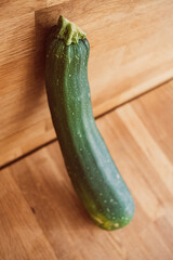 Zucchini stehend Stillleben auf Holztisch