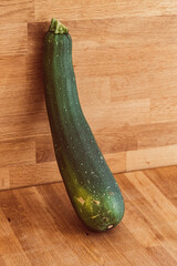 Zucchini stehend Stillleben auf Holztisch