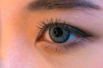 Fototapeta na wymiar Woman having eye test. eye test machine. (Closeup woman's eye)