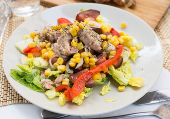 mediterranean vegetable salad with tuna