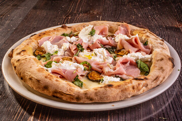 Pizza napoletana con zucchine, burrata pugliese e prosciutto cotto