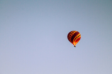 Fototapeta na wymiar Mongolfiera in volo sui celi della Cappadocia 
