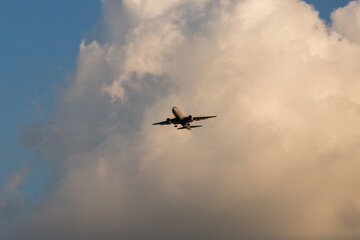Fototapeta na wymiar 青空と飛行機の風景