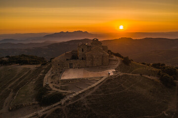 sant llorenç del munt (la cima de la mola ) en un precioso sunset