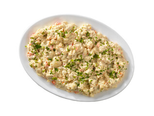 Ensaladilla Rusa con gambas, en plato con fondo blanco
