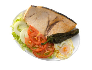 Plato combinado Pez Espada plancha tomate lechuga cebolla pimiento frito y huevo frito en plato blanco con fondo blanco