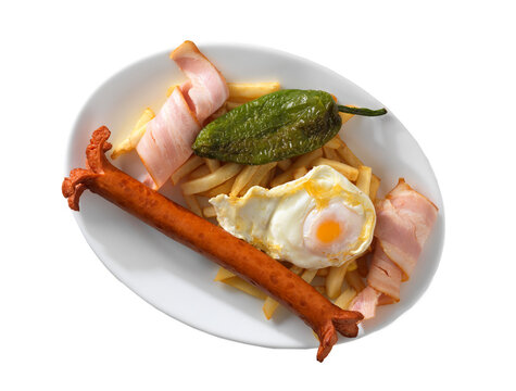 plato combinado beicon chistorra, huevo frito, pimientos fritos y patatas fritas.