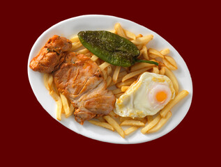 plato combinado churrasco pollo con tomate jamon york pimiento frito y patatas fritas , en plato y fondo rojo