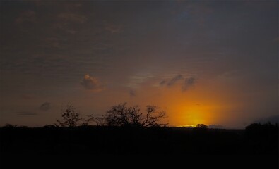 Fototapeta na wymiar Pôr do sol natureza horizonte noite céu laranja