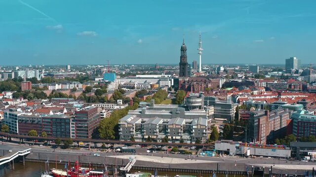 Drohnenflug im Sommer 2019 &uuml;ber Hamburg, Deutschland. Blick Richtung Norden auf die St. Michaelis Kirche und den Fernsehturm.