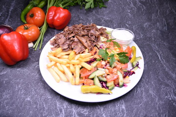Döner Teller, Tabakta Döner, mit Pommes und Salat