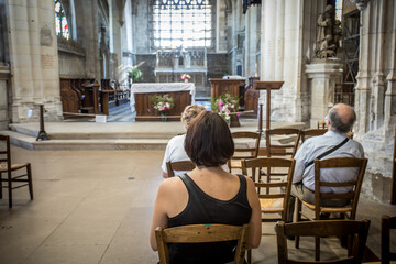 Obraz na płótnie Canvas personnes vue de dos en train de prier à l'intérieur d'une église