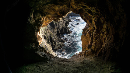 Un hueco que da al mar en un acantilado de galicia.