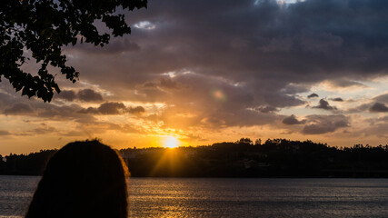 Una persona mirando el atardecer.