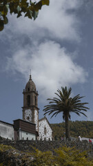 Una catedral al lado de una palmera, San Andr&eacute;s.