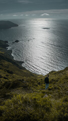 Una persona bajando un acantilado