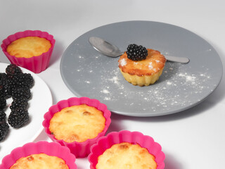 Blackberry muffins with powdered sugar and fresh berry