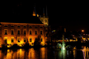 Fototapeta na wymiar Das Parliament/Binnenhof bei Nacht in Den Haag - Niederlande - Holland
