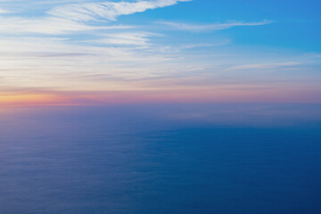 Obraz premium 飛行機の窓から海を見下ろす