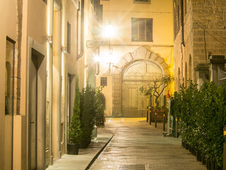Fototapeta na wymiar Italia, Toscana, Firenze. Un vicolo del centro di notte.