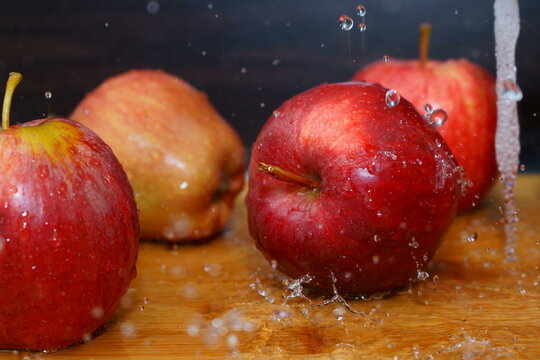Manzanas rojas mojadas
